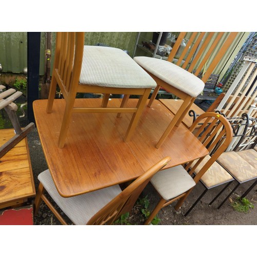 76 - Drop-leaf table with 4 dining chairs. Table fully extended measures W81cm L121cm H76cm.