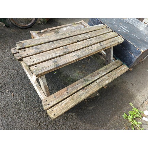 86 - Children's garden picnic bench. L118cm, seat height 28cm