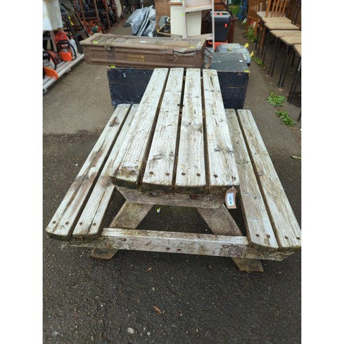 86 - Children's garden picnic bench. L118cm, seat height 28cm