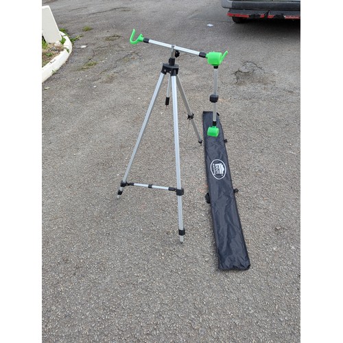 814A - Metal tripod for beach fishing. With 2 rod rest attachments.