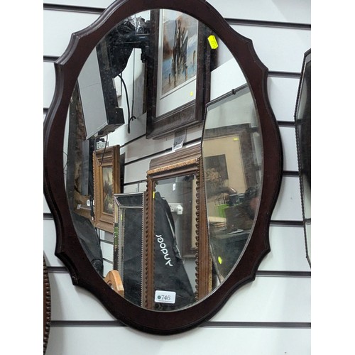 746 - Oval mahogany mirror. W47cm h69cm