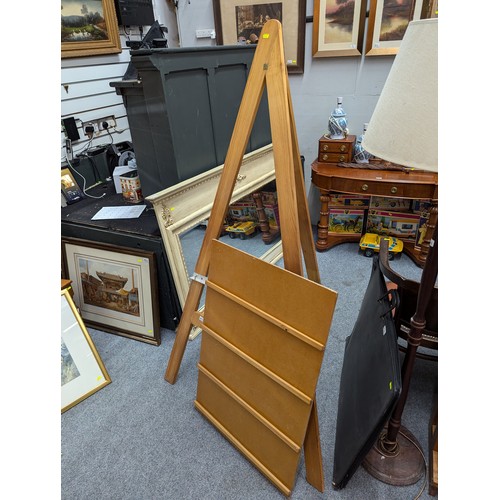 757 - Large artists easel. H175cm