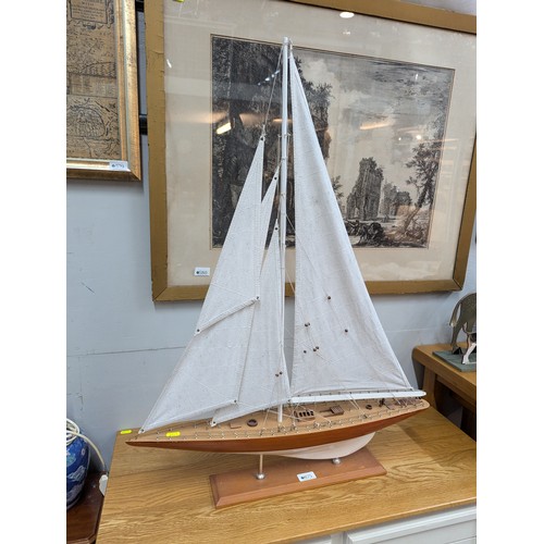 675 - Model single mast yacht L67 x H86cm