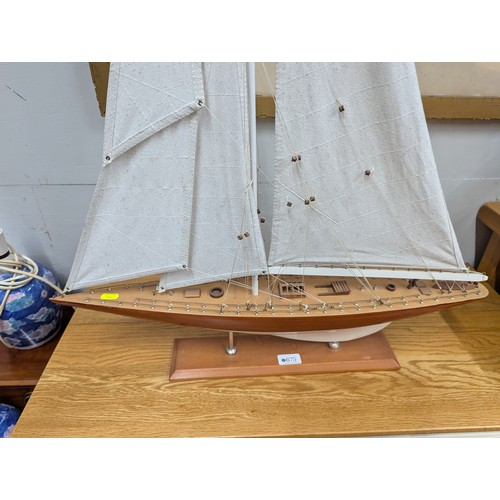 675 - Model single mast yacht L67 x H86cm