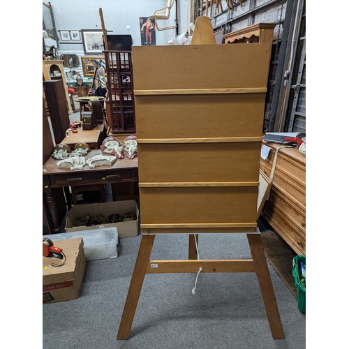 726 - Large artists easel. H173cm