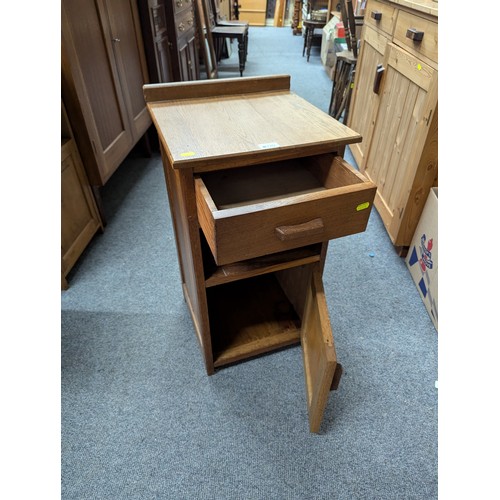 770 - Small oak bedside type unit with single drawer and cupboard. W38cm d38cm h74cm