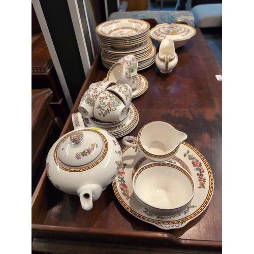 712A - Washington Indian Tree tea and dinner ware, six place setting inc. two tureens and a gravy boat