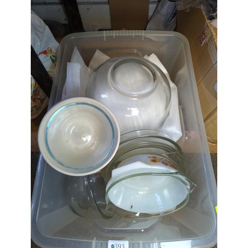 393 - Box containing various sized Pyrex and glass dishes and bowls.