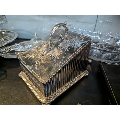 439A - Shelf of silver plated ware inc cheese wedge 