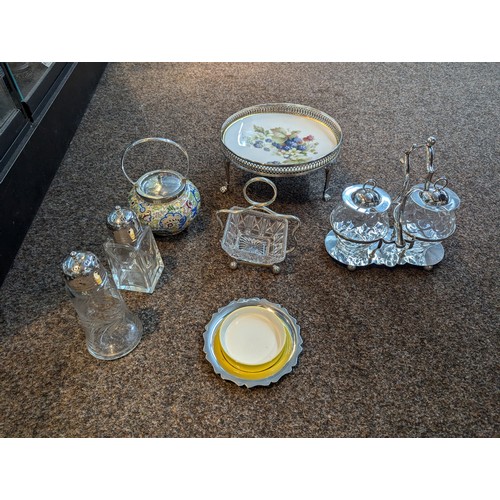 439A - Shelf of silver plated ware inc cheese wedge 