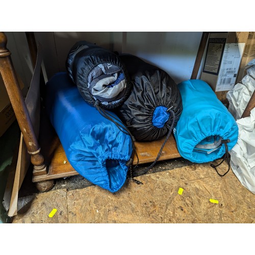 190 - 3 sleeping bags (Karrimor, Active Era, unknown) + 1 roll mat (Active Era).