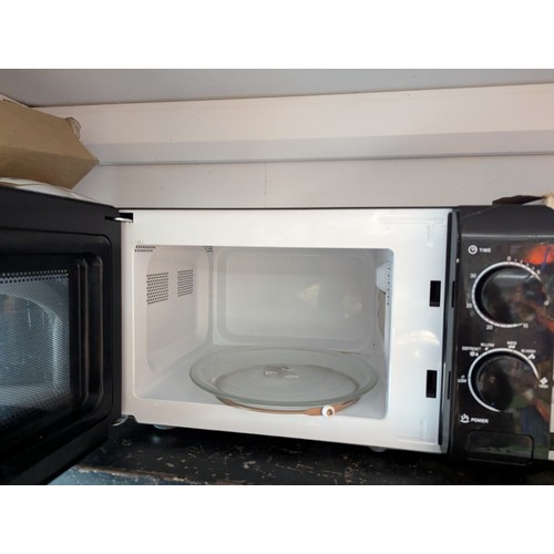 60 - Daewoo 700W microwave. Model no. SDA2161.