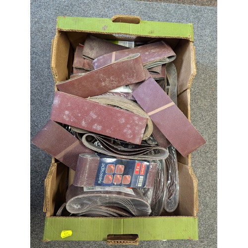 117 - Box of sanding belts of various coarseness. 75mm x 533mm.