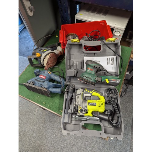 137 - Various tools inc. Ryobi RJS850 jigsaw, Ryobi ESS-1890 sander, MacAllister dual random orbit sander ... 