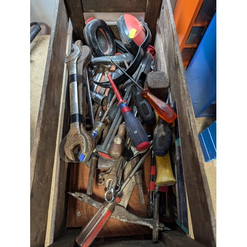 151 - Wooden tray of various hand tools inc. axe, ratchet, hammers, screwdrivers, spanners etc.