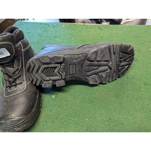 181 - Pair of size 8 Dickies steel toe safety boots. Used, VGC.