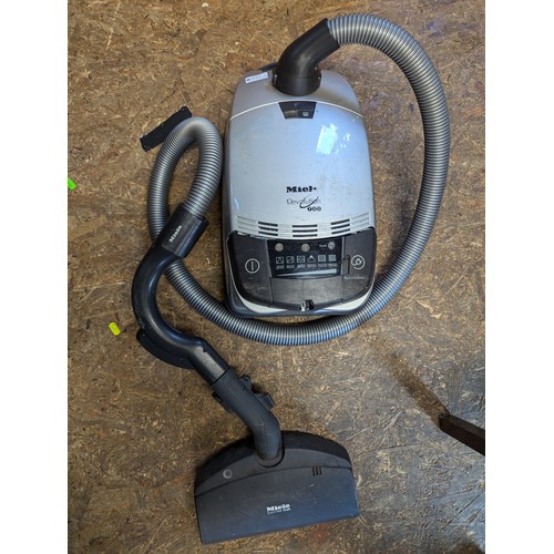 202 - Miele Revolution 700 vacuum cleaner. With head but missing pole. 