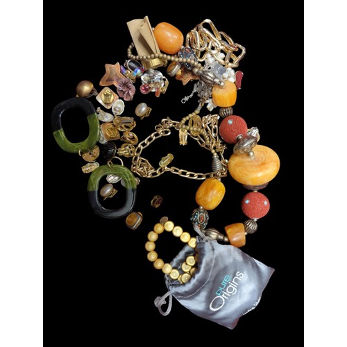 869 - Tub of assorted costume jewellery