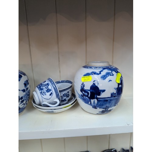 960 - Collection of blue and white ceramics inc. Delft and Chinese ginger jars (no lids), vases, teacups e... 