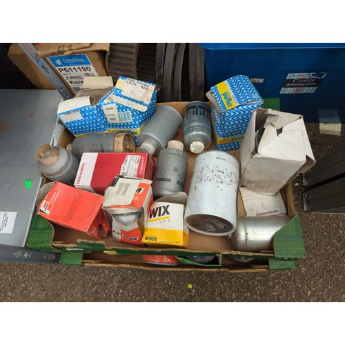 600 - 4 boxes of air/oil filters by various manufacturers inc. Wix, Fram, Hyundai and Purflux.