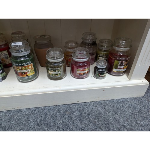 932 - Fifteen scented candles, mostly Yankee Candles