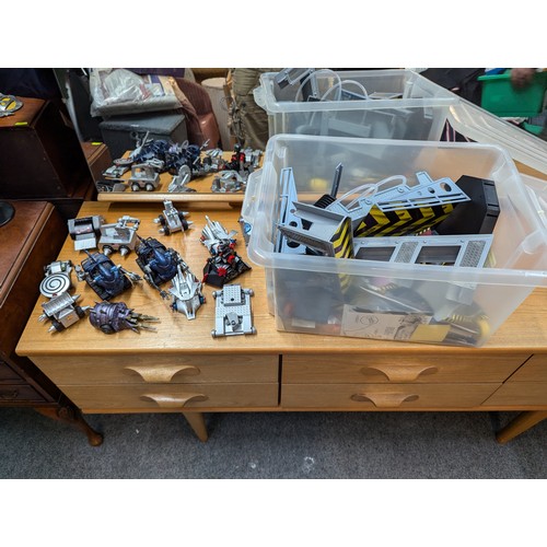 1000 - Tub of Robotwars figures and scenery