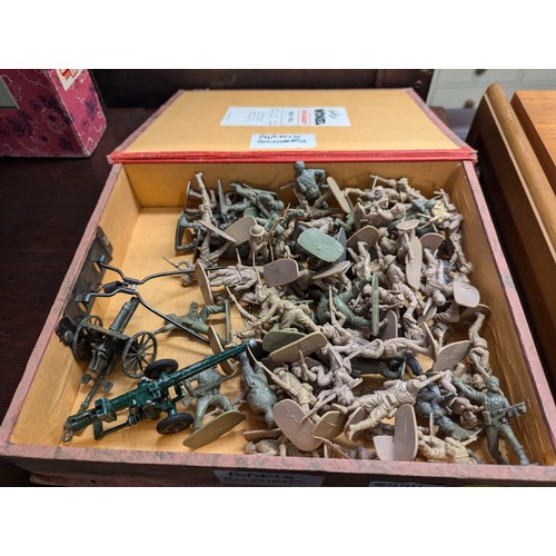 886 - Box Airfix soldiers etc.