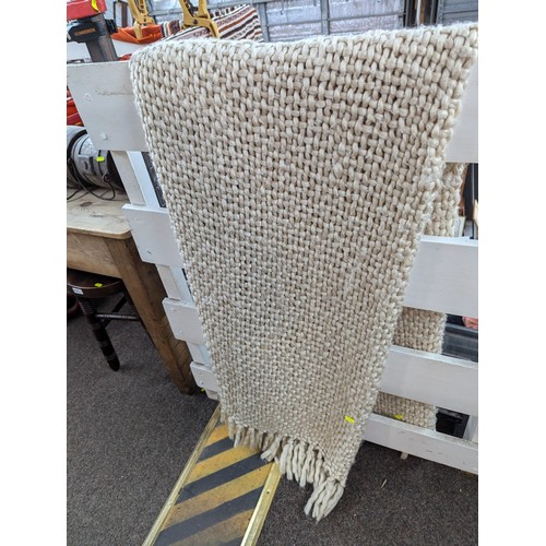 1040 - Large woollen blanket with tasselled ends