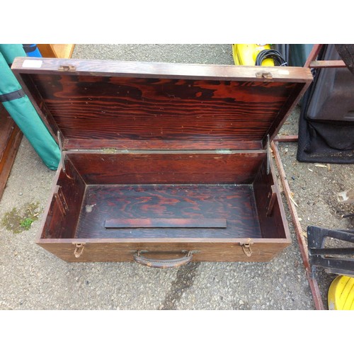 678 - Vintage tool box, no contents