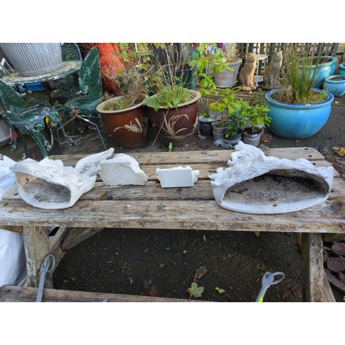 709 - 2x plaster wall pockets & 2x small corbels