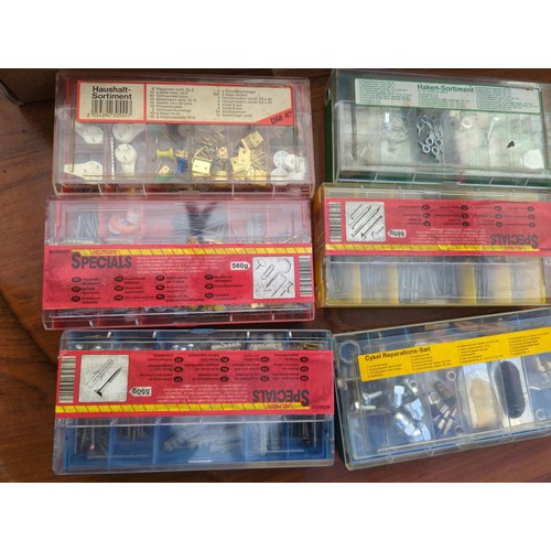 722 - Box of various fixings