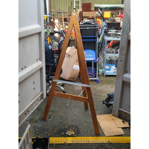 234 - Large artists easel. H173cm