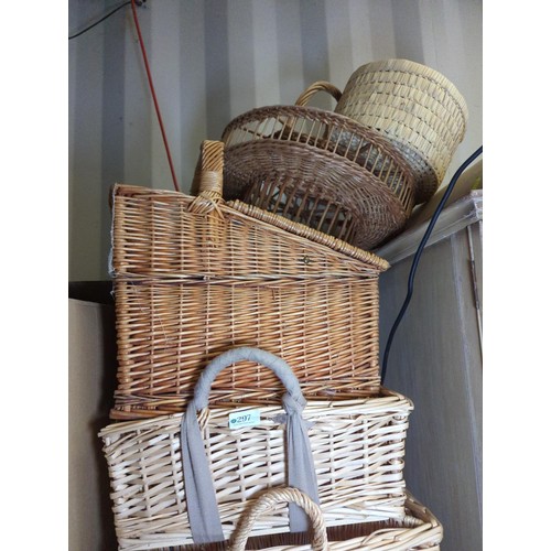 297 - 5 wicker divided trays + wicker hamper + 2 others.