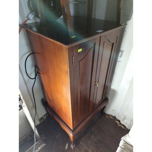 354 - Mahogany 2 door cupboard, raised on small cabriole supports. W52cm D46cm H102cm