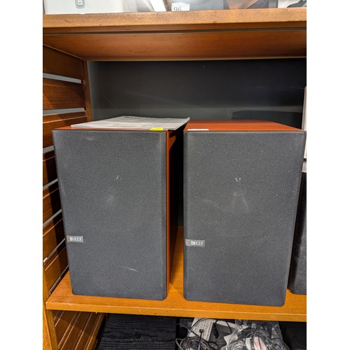 98 - Pair of Kef q300 bookshelf speakers. Includes manual.