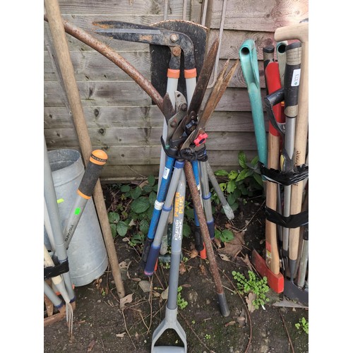 372 - Selection of mainly shears, hoe, spade, pruners. 