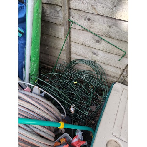 375A - Approx. 18 green coated wire decorative edging strips. Each approx. 28cm wide, 44cm high (inc. spike... 