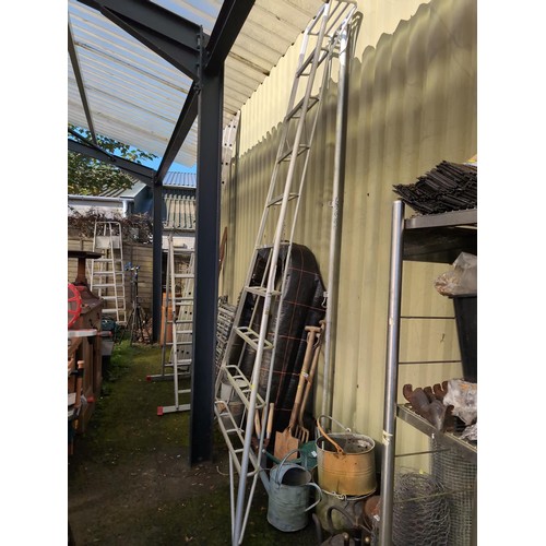 398 - Hasegawa GSC-300EL tripod ladder. Full height 311cm. Acceptable step height 211cm. Load capacity 100... 