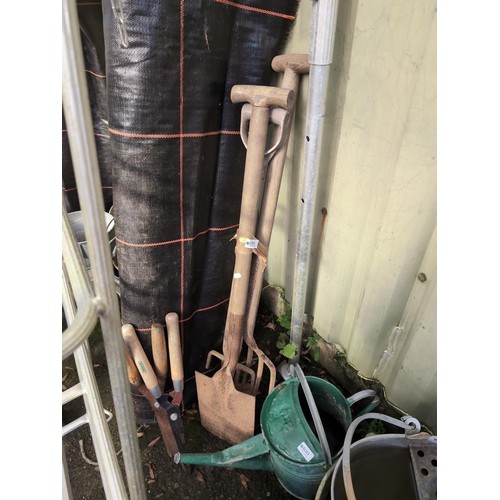 399 - 2 garden forks, spade and 2 pairs of shears. 