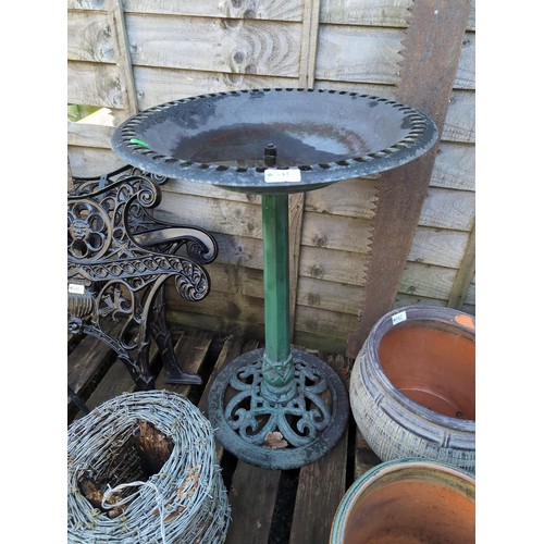 541 - Plastic birdbath. H72cm Diameter 50cm.