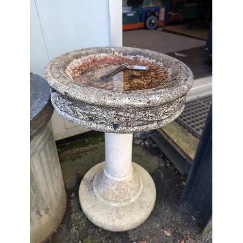 550 - Concrete birdbath. Diameter of 42cm H66cm.