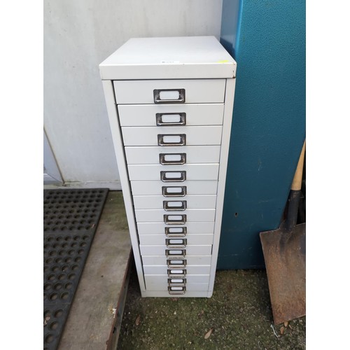 552 - Filing drawer unit. W28cm D41cm H87cm.