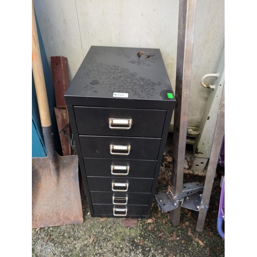 555 - 6 drawer metal filing cabinet. W28cm D40cm H67cm.