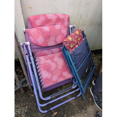 557 - 3 garden recliners.