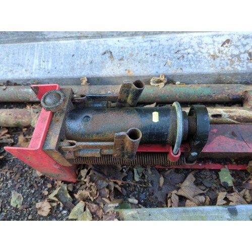 449 - Hydraulic log splitter. Working condition unknown. 