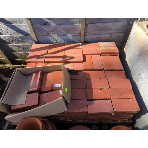 525 - Pallet of Dennis Ruabon red clay quarry tiles, approx 394. Each 7.5cm x 15cm.