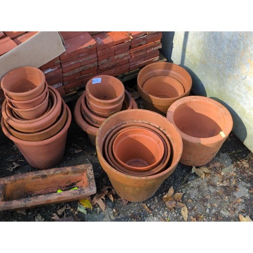 526 - Assorted terracotta planters. 