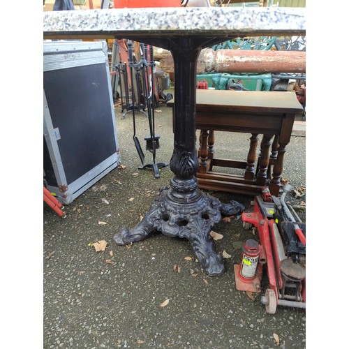 583 - Metal-based round pedestal table with cast iron base. Diameter 100cm.