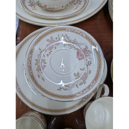 1010 - Royal Doulton 'Lisette' tea, coffee and dinner ware