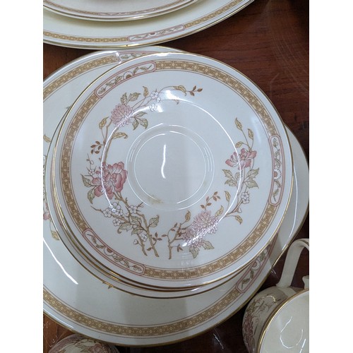 1010 - Royal Doulton 'Lisette' tea, coffee and dinner ware